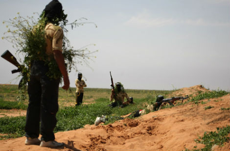 Các binh sĩ nổi dậy thuộc tiểu đoàn al-Sham đang huấn luyện ở thành phố Deir Ezzor (Syria) vào ngày 25/3/2014.