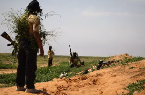 Các binh sĩ nổi dậy thuộc tiểu đoàn al-Sham đang huấn luyện ở thành phố Deir Ezzor (Syria) vào ngày 25/3/2014.