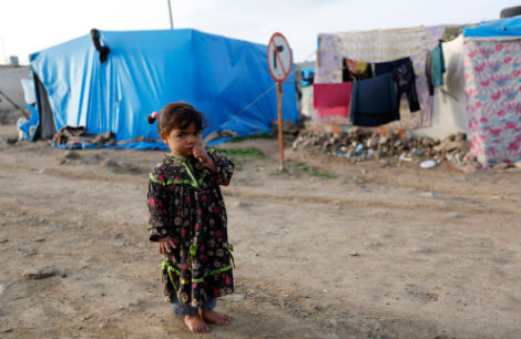 Một đứa trẻ tị nạn người Syria đứng ngoài căn lều của gia đình ở Kilis, biên giới Thổ Nhĩ Kỳ - Syria vào ngày 17/3/2014. Có khoảng 220.000 người Syria sống trong các trại tị nạn ở Thổ Nhĩ Kỳ.