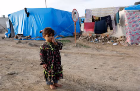 Một đứa trẻ tị nạn người Syria đứng ngoài căn lều của gia đình ở Kilis, biên giới Thổ Nhĩ Kỳ - Syria vào ngày 17/3/2014. Có khoảng 220.000 người Syria sống trong các trại tị nạn ở Thổ Nhĩ Kỳ.