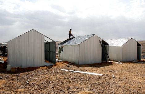 Công nhân người Jordan đang thi công ngôi nhà tạm ở trại tị nạn mới gần thành phố Azraq của Joran vào ngày 25/3/2014. Đây là trại tị nạn thứ 3 cho người Syria ở Jordan với sức chứa gần 3.000 người.