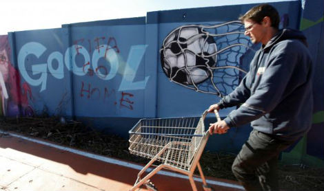 Bức hình vẽ trên tường với ý nghĩa "Fifa cút về nhà" nhằm phản đối World Cup ở Brazil.