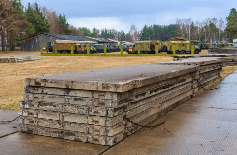 Ở đây du khách còn có thể mua những tấm sàn bê tông chất lượng cao với giá chỉ 73 USD.