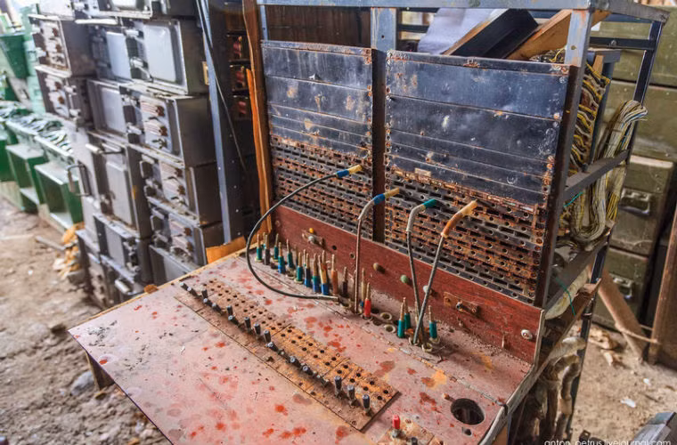 Một dàn thông tin liên lạc cũ được bày bán.