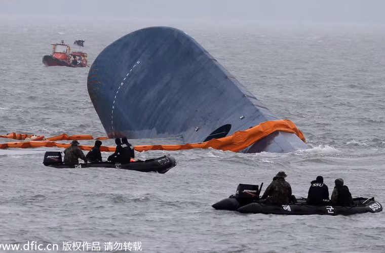 Xuồng của các lực lượng cứu hộ tiếp cận phần còn lại của con tàu Sewol còn nổi trên mặt nước sáng ngày 17/4.