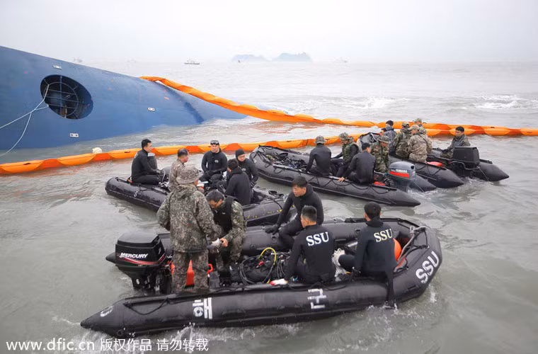 Có gần 290 người vẫn mất tích sau khi tàu Sewol gặp nạn trên biển cách bờ 20km làm dấy lên lo ngại rằng những người này bị kẹt bên trong con tàu chìm.