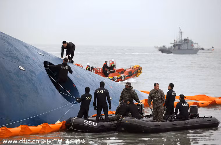 Ngày thứ 2 sau vụ chìm tàu Sewol, nhân viên các lực lượng cứu hộ của Hàn Quốc tiếp tục các nỗ lực tìm kiếm. 179 hành khách đã được cứu.