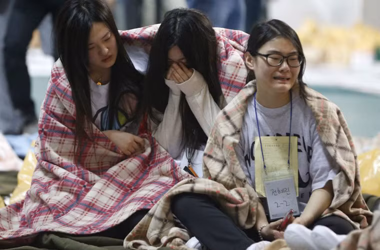 Trong số các hành khách trên tàu Sewol có 325 hành khách là học sinh từ trường cấp 3 Ansan đang trong chuyến tham quan tới Jeju. Hiện vẫn có khoảng 200 học sinh mất tích.