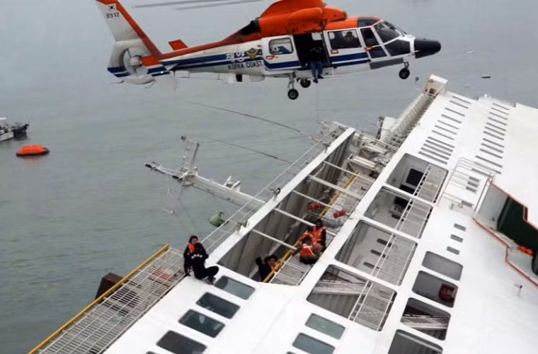 Khi gặp nạn, tàu Sewol đang chuyên chở 475 hành khách. Ảnh chụp ngày 16/4 khi một phần thân tàu còn nổi trên mặt nước.