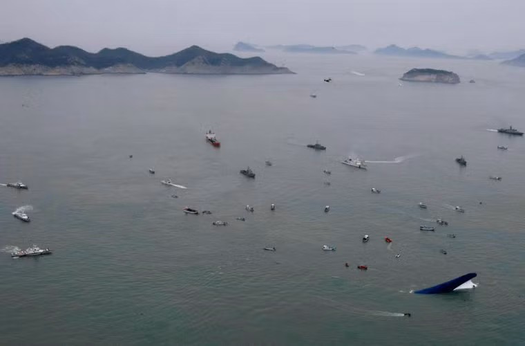 Hiện có 169 tàu bao gồm tàu thương mại, tàu của lực lượng Bảo vệ Bờ biển cũng như tàu Hải quân Hàn Quốc và 29 máy bay tham gia nhiệm vụ tìm kiếm và cứu nạn.