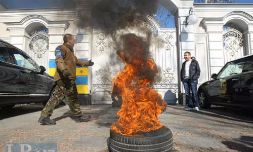 Người biểu tình trước cửa dinh thự của ông Poroshenko.