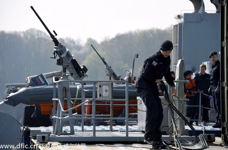 Đi đầu trong nhóm 5 tàu này là chiếc tàu hậu cần HNoMS Valkyrien của Na Uy.