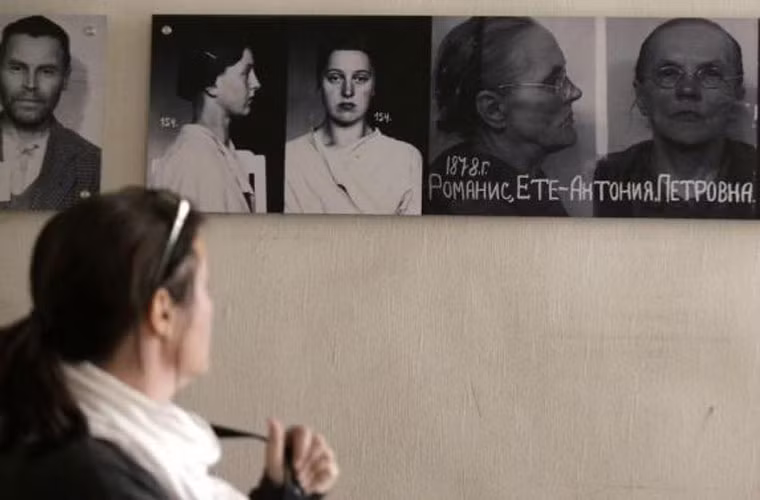 Nữ du khách ngắm nhìn những bức ảnh chụp các tù nhân từng bị giam giữ tại trụ sở cũ của KGB kể trên.