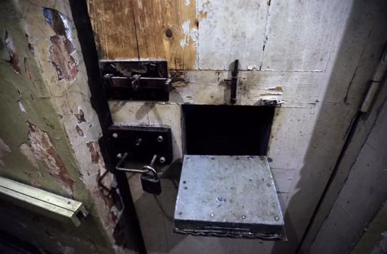 Ô cửa sổ trên cửa xà lim phòng giam bên trong tòa nhà của KGB tại Latvia.