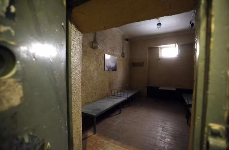 Khung cảnh một phòng giam bên trong tòa nhà trụ sở KGB. Tòa nhà trụ sở KGB tại Riga gần đây đã mở cửa một phần đón khách du lịch tới thăm quan.