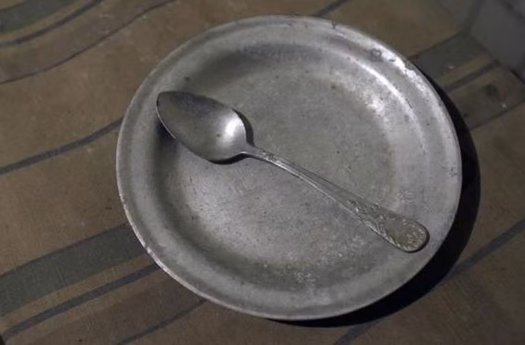 Thìa và đĩa nhôm dành cho tù nhân bị giam tại trụ sở KGB ở Latvia.
