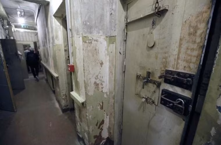 Hành lang bên ngoài các phòng giam tù nhân.