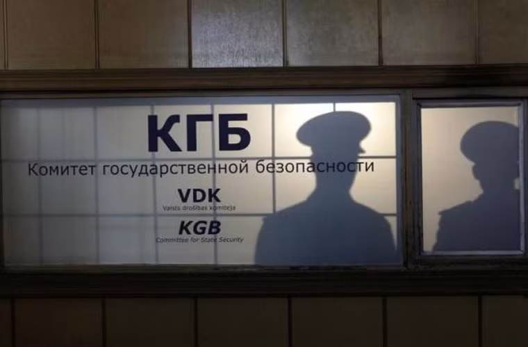 Ánh sáng hắt ra từ phòng tiếp tân của trụ sở Ủy ban An ninh Quốc gia Liên Xô.