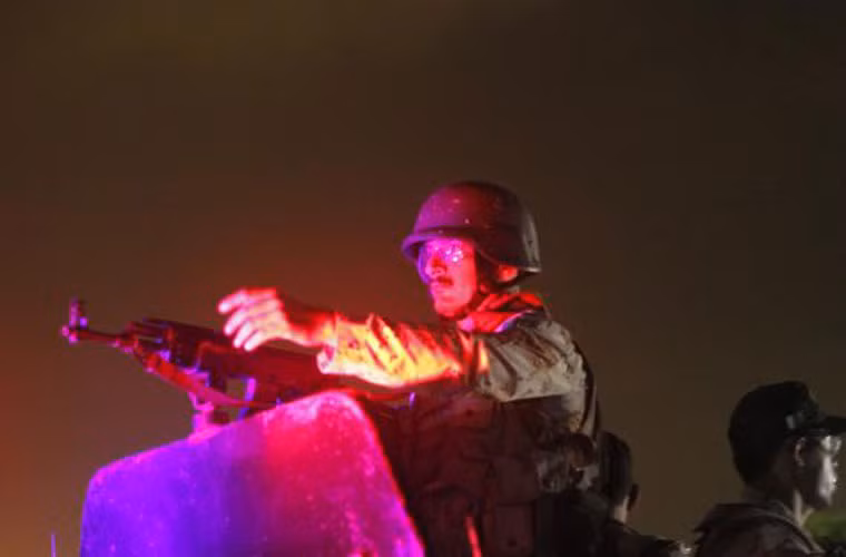 Lực lượng bán quân sự Pakistan lập điểm kiểm soát bên ngoài sân bay.