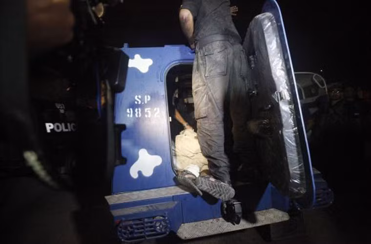 Xe bọc thép của Quân đội Pakistan chuyên chở 1 cảnh sát thiệt mạng trong cuộc tấn công.