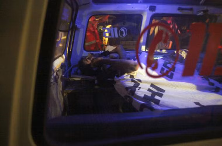 Một binh sĩ bị thương trong cuộc đấu súng với những kẻ tấn công đang gọi điện về nhà khi ở trên xe cứu thương đến bệnh viện.