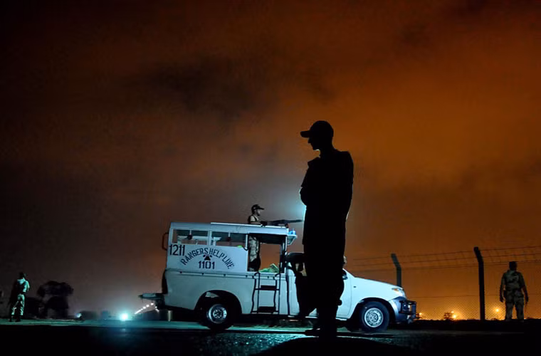 Cảnh sát Pakistan lập hàng rào cách ly sân bay Jinnah.