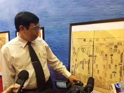 PGS.TS Trịnh Khắc Mạnh giới thiệu tấm bản đồ thời Nguyễn “Bản quốc dư đồ” có vẽ Hoàng Sa là của Việt Nam.