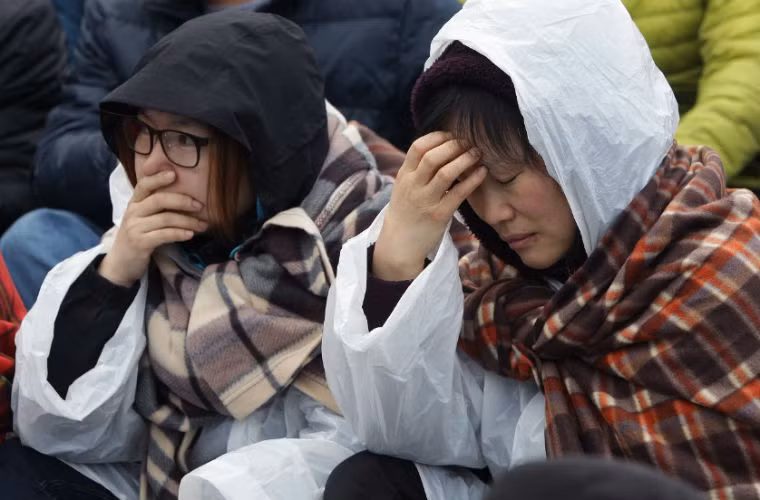 Thân nhân các hành khách mất tích trong vụ chìm phà Sewol đau buồn. 58 hành khách đã thiệt mạng và 244 người khác vẫn mất tích sau khi chiếc phà Sewol chìm vào ngày 16/4.