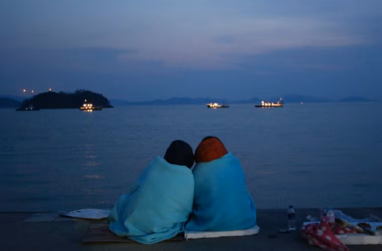 Thân nhân các hành khách mất tích chờ qua đêm trên bến cảng Jindo ngày 20/4/2014.