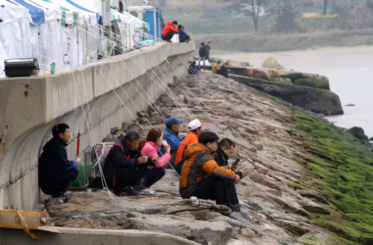 Nhiều người tiếp tục chờ đợi khi hi vọng về người sống sót ngày càng nhỏ.