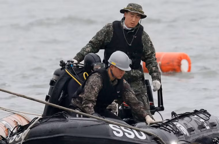 Trong khi đó, chiến dịch tìm kiếm trên biển của các lực lượng cứu hộ Hàn Quốc vẫn tiếp tục. Có khoảng 560 thợ lặn luân phiên nhau tìm kiếm bên trong chiếc phà Sewol mỗi ngày. Trong khi đó, 204 tàu Hải quân, Bảo vệ Bờ Biển và tàu tư nhân cùng 34 máy bay tìm kiếm trên mặt nước.