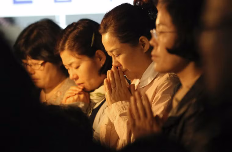 Thân nhân các hành khách mất tích trên phà Sewol cầu nguyện cho người thân trong dịp lễ Phục Sinh.