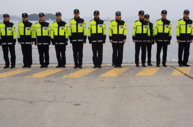 Cảnh sát đứng gác ở cảng Jindo do lo ngại người nhà nạn nhân sẽ nhảy xuống nước. Nhiều người cho biết họ sẽ bơi đến khu vực phà Sewol chìm để tìm kiếm thân nhân của mình.