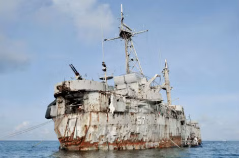 Chiếc tàu được Philippines sử dụng làm căn cứ ở bãi Cỏ Mây.