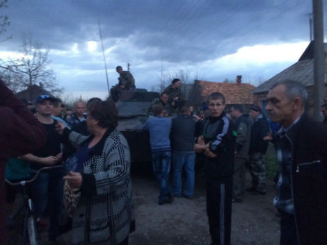 Người dân làng Pchelkino chặn xe bọc thép của Quân đội Ukraine ngày 16/4.