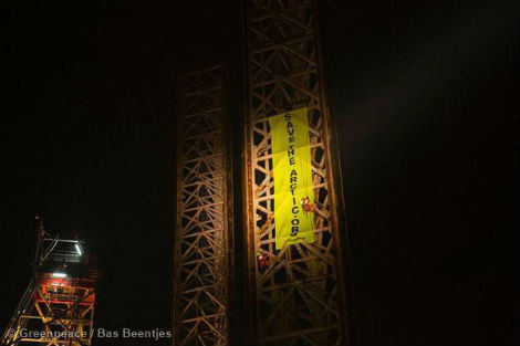 Biểu ngữ được Greenpeace treo trên giàn khoan Saturn.