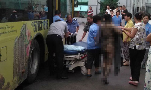 Các nhân viên cứu hộ tại hiện trường vụ nổ.