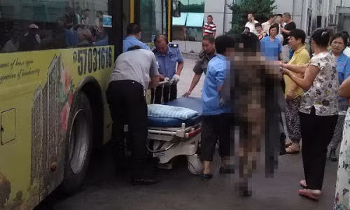 Các nhân viên cứu hộ tại hiện trường vụ nổ.