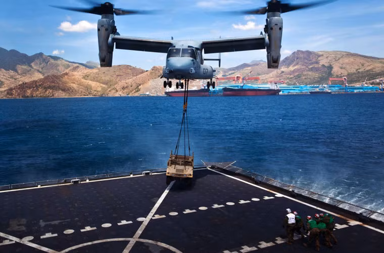 V-22 Osprey có thể chở theo 24 binh sĩ, 9.070kg hàng hóa bằng khoang hàng hóa phía trong hoặc 6.800 cân hàng hóa bằng cáp kéo bên ngoài.