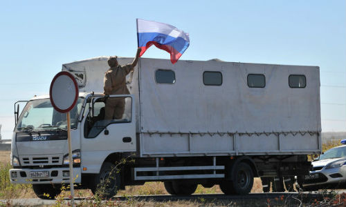 Đoàn xe cứu trợ Nga tiến sang Ukraine.