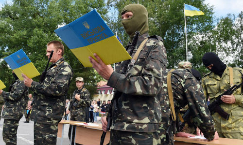 Binh sĩ Vệ binh Quốc gia Ukraine đọc tuyên thệ gia nhập lực lượng ở Kiev.