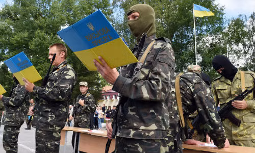 Binh sĩ Vệ binh Quốc gia Ukraine đọc tuyên thệ gia nhập lực lượng ở Kiev.