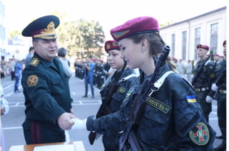 Sĩ quan chỉ huy bắt tay nữ tân binh.