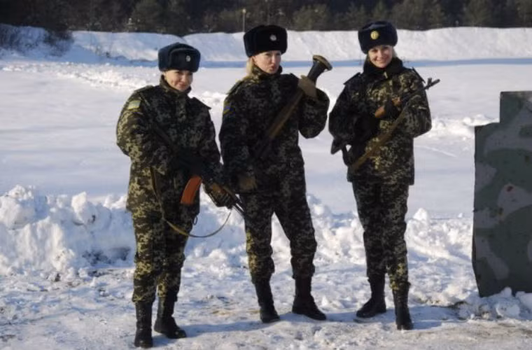 Các nữ binh sĩ Ukraine tạo dáng cùng vũ khí.