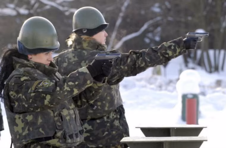 Các nữ binh sĩ Ukraine tập bắn súng ngắn.