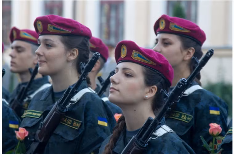 Những bóng hồng giữa rừng súng.