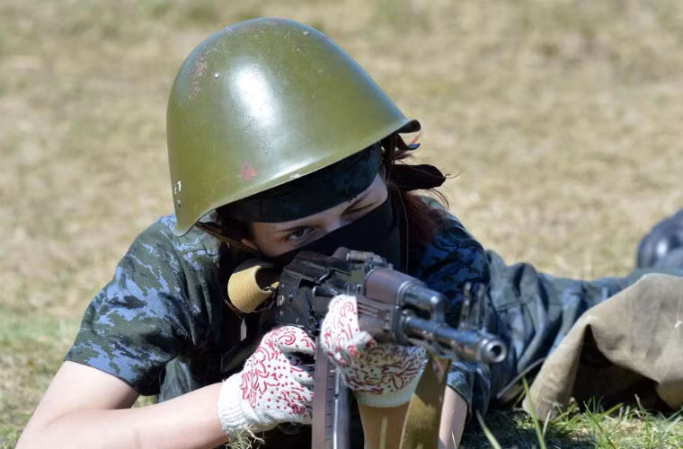 Nữ binh sĩ Ukraine tập luyện trên thao trường.