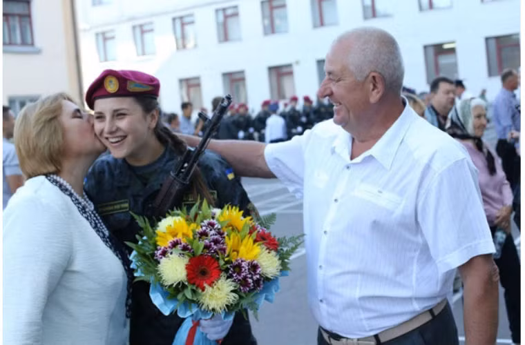 Các nữ quân nhân là niềm tự hào của gia đình.