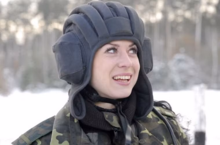 Các nữ binh sĩ Ukraine còn có người tham gia điều khiển xe tăng..