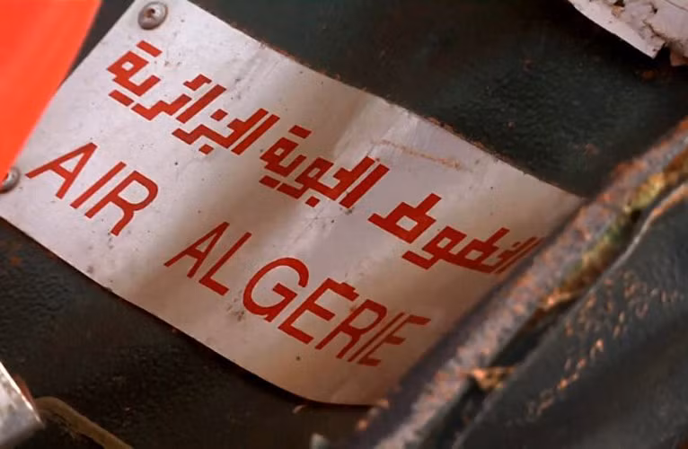 Một mảnh vỡ có in dòng chữ Air Algerie.